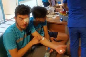 Takım otob&uuml;s&uuml;ne taşlı saldırı: 5 futbolcu yaralandı