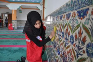 Bursa'da gönüllü öğrenciler okul boyadı, cami temizledi