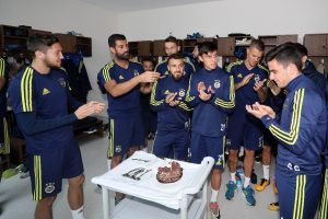 Eljif Elmas'ın 18. yaşı kutlandı