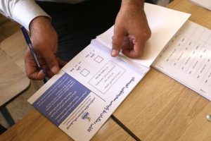 Irak'ta oy kullanan K&uuml;rt memurların g&ouml;revden alınması talebiyle g&ouml;steri