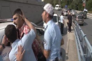 Kaza yapan aracını g&ouml;ren taksi sahibi ortalığı birbirine kattı