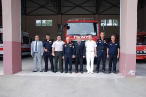 Bursa Mudanya Kaymakamı S&ouml;zer, itfaiyecilerin g&uuml;n&uuml;n&uuml; kutladı