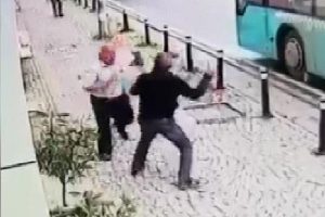 İstanbul'da dehşet anları: Kavga ettiği kişiyi b&ouml;yle bı&ccedil;akladı