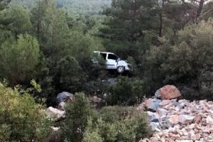 Polis aracı şarampole yuvarlandı: 2 polis yaralı