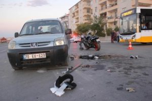 Motosiklet, ticari ara&ccedil;la &ccedil;arpıştı; 2 &ouml;l&uuml;