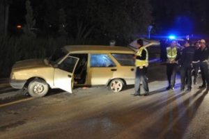 &Ccedil;alıntı ara&ccedil;la polisten ka&ccedil;arken kaza yaptı