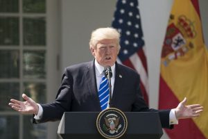 Trump'tan &ccedil;ağrı: Diz &ccedil;&ouml;k&uuml;lmesini yasaklayın