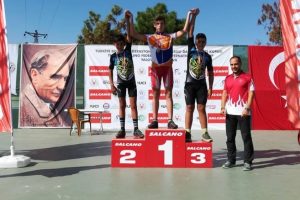 Bursa Nil&uuml;ferli bisiklet&ccedil;iler Yalova'dan madalya ile d&ouml;nd&uuml;