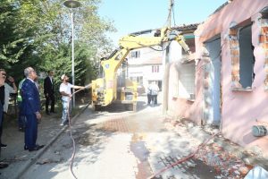 Bursa'da yapı stoğu yıkımlarla g&uuml;&ccedil;leniyor