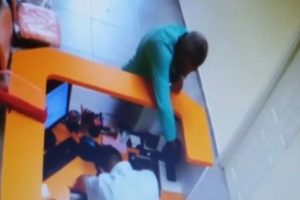 İş yerinde uyudu, hırsızın hedefi oldu
