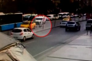 Yoldan karşıya ge&ccedil;mek isterken canından oluyordu