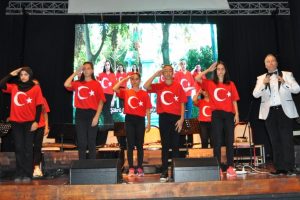 İşaret diliyle klip &ccedil;eken gen&ccedil;ler finali Bursa'da yaptı