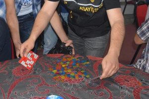Kumarhanede, polisten ka&ccedil;mak i&ccedil;in gizli ge&ccedil;it yapmışlar