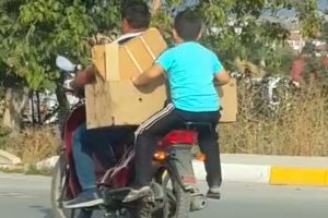Motosiklette tehlikeli yolculuk