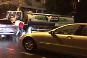 Eşkıyalar, iş&ccedil;iyi beyzbol sopasıyla d&ouml;vd&uuml;!