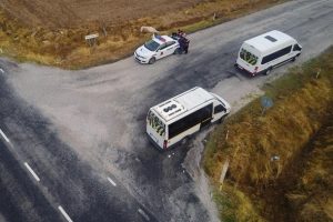 Okul servisinin s&uuml;r&uuml;c&uuml;s&uuml; alkoll&uuml; &ccedil;ıktı