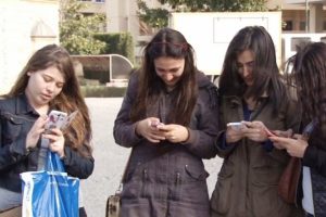 Gen&ccedil;lerin yarısı doktordan &ouml;nce internete başvuruyor