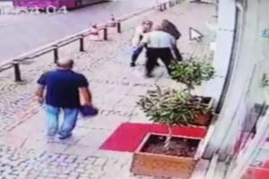 &Ouml;nce yumruklandı sonra bı&ccedil;aklandı