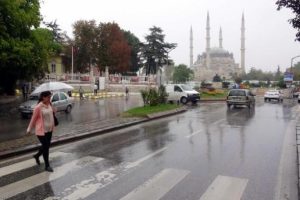 Sağanak yağmur Edirne'de etkili oldu