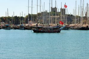 Yunan polisi T&uuml;rk bayraklı yata el koydu