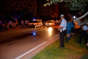 Otomobilin &ccedil;arpıp ka&ccedil;tığı gen&ccedil; kız &ouml;ld&uuml;