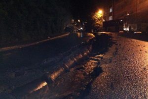 Yağmur İstanbul'u fel&ccedil; etti! Cadde ikiye ayrıldı
