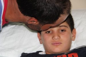 &Uuml;zerine yıldırım d&uuml;şen oğlunu toprağa g&ouml;merek kurtardı