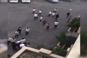 Lisede dehşet anları! İnşaat iş&ccedil;ileri kızlara laf atınca...
