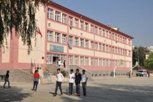 Okula giren hırsızlar kantinde &ccedil;ikolata yedi