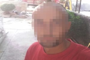 Selfie &ccedil;eken hırsızlar depo sahibine yakalandı