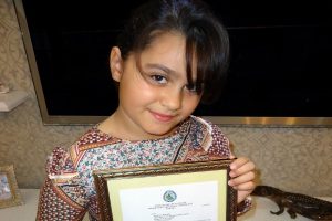 Kolye yapıp sattı, gelirini Mehmet&ccedil;ik Vakfı'na bağışladı