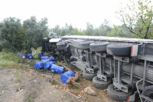 Bursa'da otomobili bi&ccedil;en tır devrildi: 1 &ouml;l&uuml;, 1 yaralı