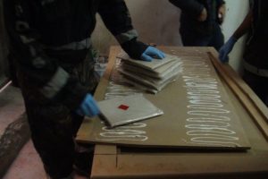 Ahşap masa i&ccedil;inde uyuşturucu sevkıyatı polise takıldı
