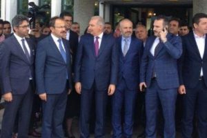 Ak Parti'nin en g&uuml;&ccedil;l&uuml; adayı kapıda karşılandı