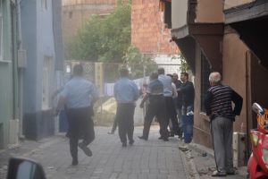 Bursa'da polise sopalı saldırı: 10 g&ouml;zaltı