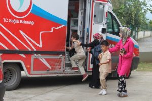 Okul bah&ccedil;esinde yuva yapan arılar &ouml;ğrencilere saldırdı