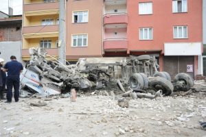 Bursa'da freni patlayan tır dehşet sa&ccedil;tı: 5 yaralı