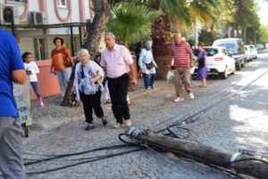 &Ccedil;&uuml;r&uuml;yen telefon direği yaşlı kadının &uuml;st&uuml;ne devrildi