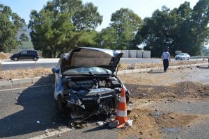 Trafik kontrol&uuml; yapan polise otomobil &ccedil;arptı