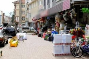 Bursa Karacabey'de kaldırım işgaline uyarı