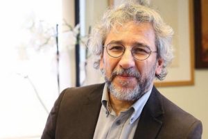 Can D&uuml;ndar hakkında kırmızı b&uuml;lten &ccedil;ıkarıldı