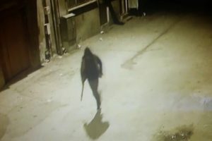 Bursa'da pompalı t&uuml;fekle ateş ederken kameralara yakalandı