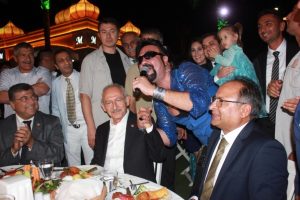S&uuml;nnet d&uuml;ğ&uuml;n&uuml;ne katılan Kılı&ccedil;daroğlu'na jest