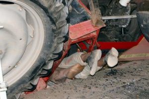 Trakt&ouml;r&uuml;n altında kalan baba-oğul &ccedil;aresizce kurtarılmayı bekledi