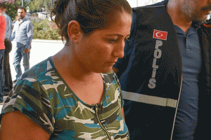 Sahte kimlik ve &ccedil;alıntı kredi kartlarıyla yakalandı