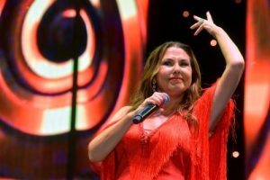 Nil&uuml;fer izleyenleri coşturdu