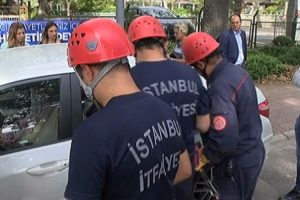 Biri bebek iki &ccedil;ocuk ara&ccedil;ta mahsur kaldı