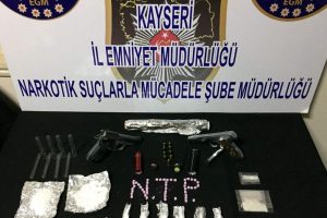 Uyuşturucu tacirlerine şafak operasyonu: 10 g&ouml;zaltı