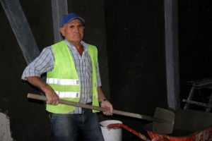 Kıbrıs Gazisi inşaatlarda &ccedil;alışarak 5 &ccedil;ocuk b&uuml;y&uuml;tt&uuml;