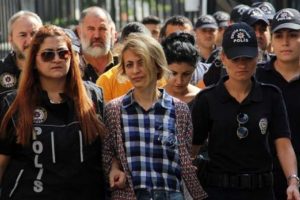 Evlerini uyuşturucu merkezi yapan kadınlar tutuklandı